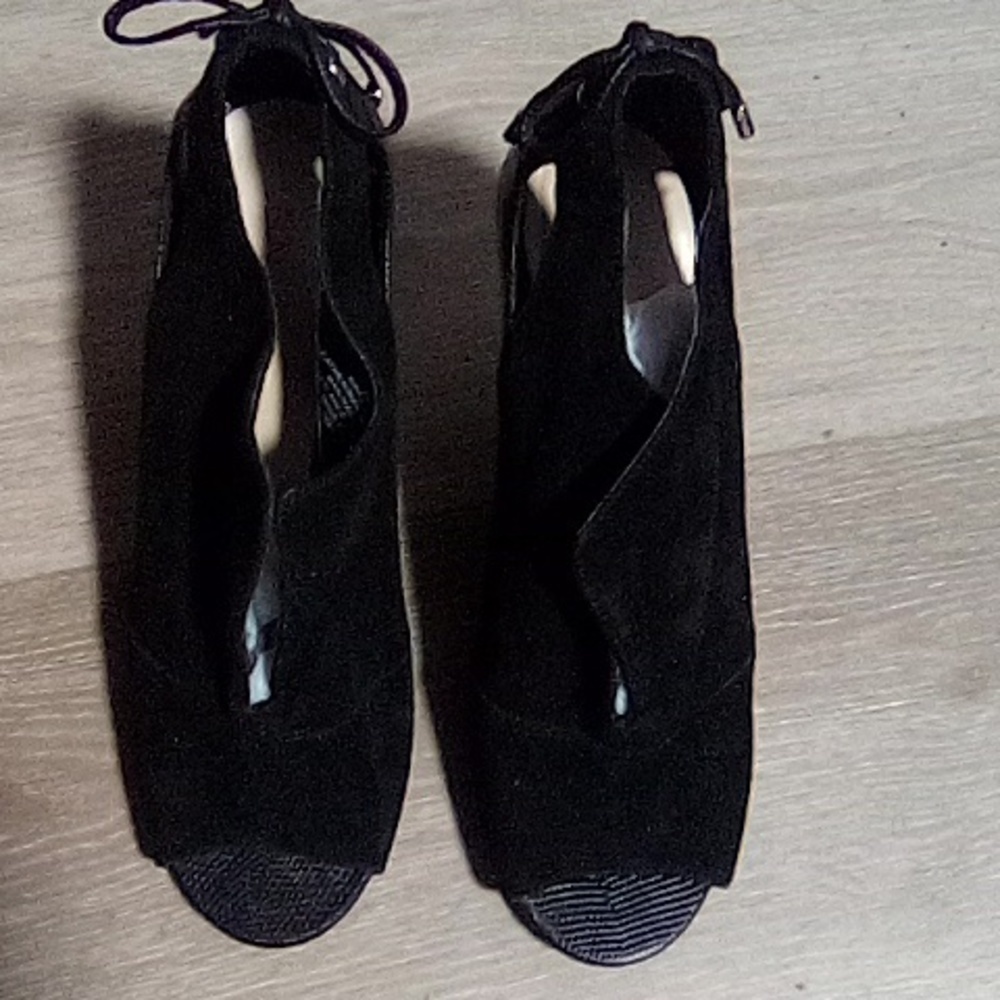 NINE West ladies open toe heels. . 4" heels. Size 8M. Leather uppers.